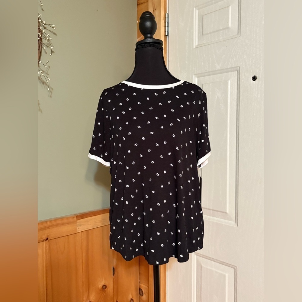 DKNY Black and White Relaxed Boxy Tee with Lips design size Small NWT